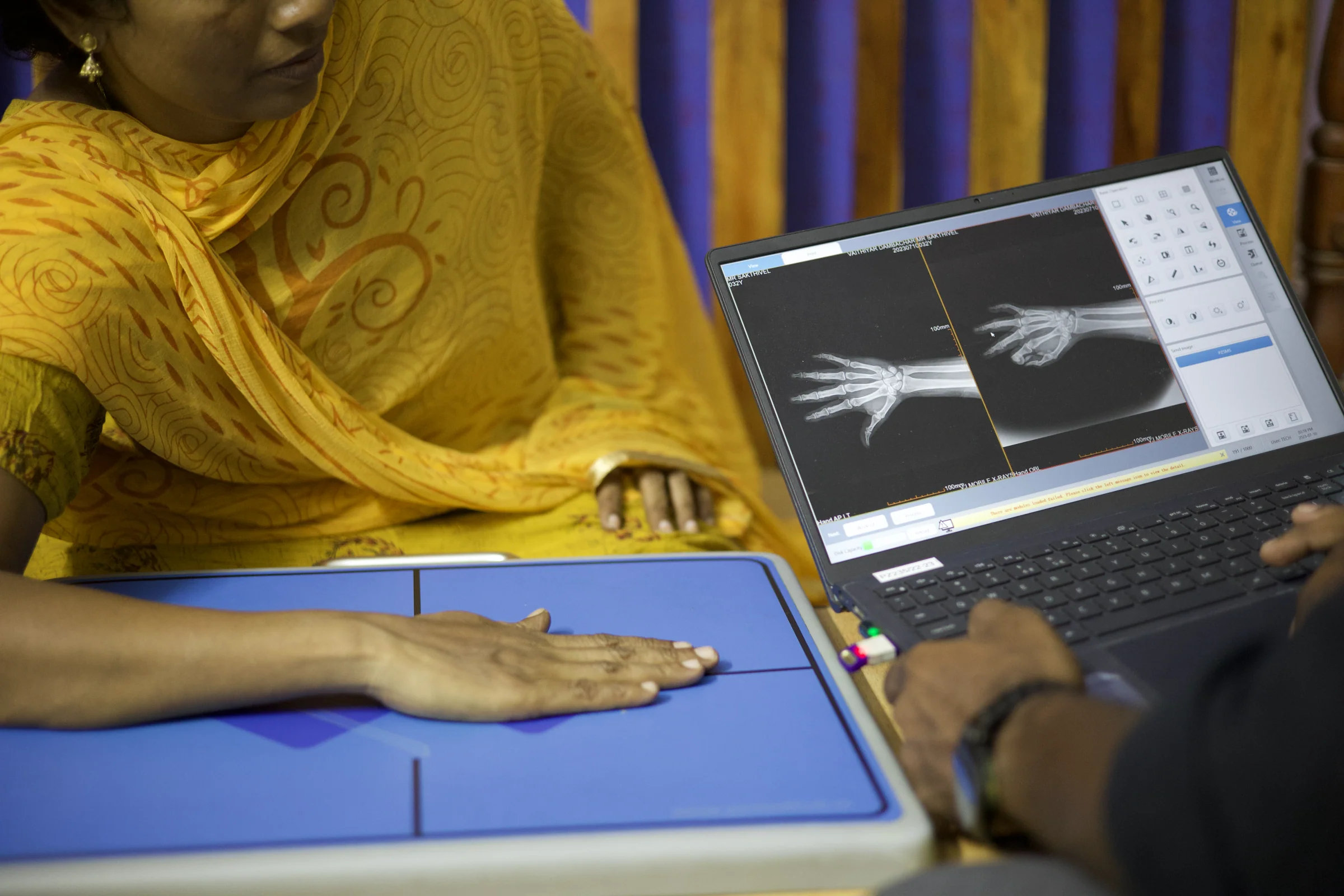 GroZen technician performing mobile digital X-ray examination with instant live readout
